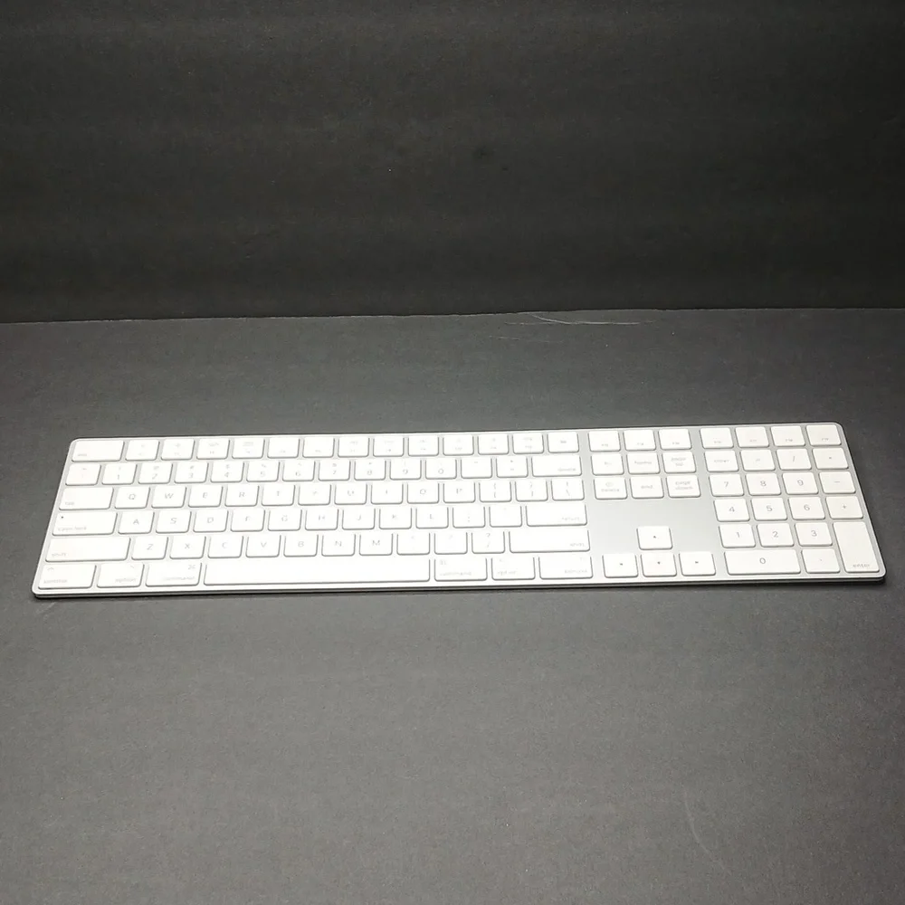 Apple Magic Keyboard Numeric Keypad Unisex OS Silver A1843 Wireless Bluetooth - Picture 1 of 9
